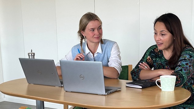 Iris och Constanza genomför en digital intervju