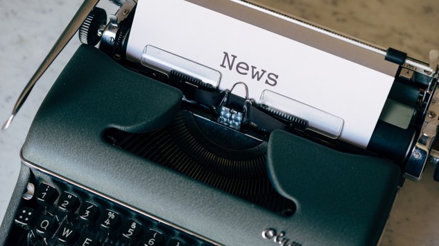 Foto av en skrivmaskin med ett pappersblad i mataren med texten "news". Foto: Markus Winkler, Unsplash