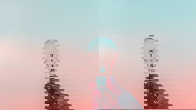 En person som håller en glödlampa. Bild: Unsplash.