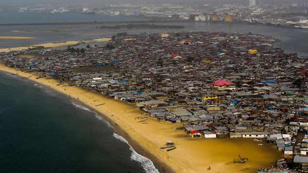 Slumområde vid kusten i Liberias huvudstad Monrovia.