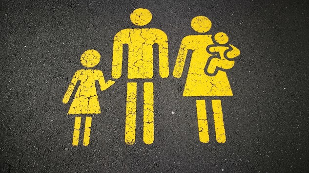 En gul skylt av en familj. Bild: Unsplash.