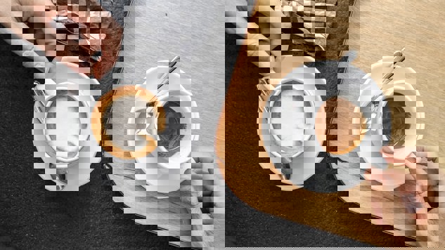 Fika med två kaffekoppar i fokus. Bild: Unsplash.