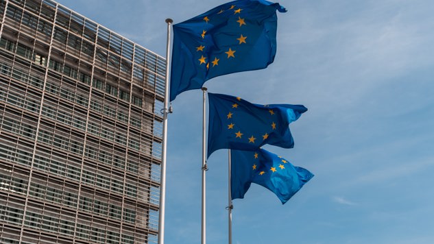 Tre EU-flaggor utanför EU-parlamentet. Bild: Unsplash.
