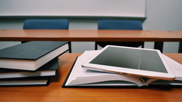 Ipad och böcker på en skolbänk. Bild: Pixabay.
