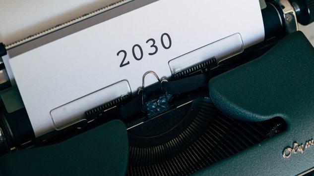 En skrivmaskin med ett papper det står 2030 på. Bild: Pexels.