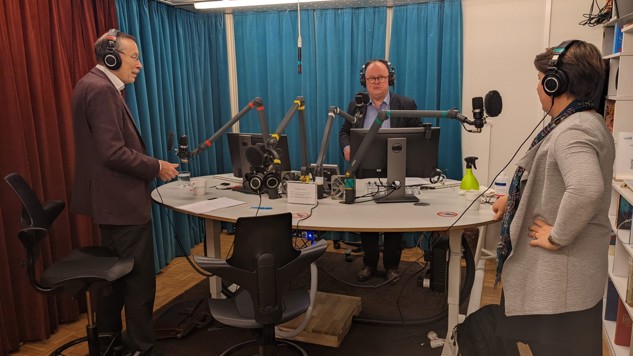 Gästerna står i studion under inspelningen.