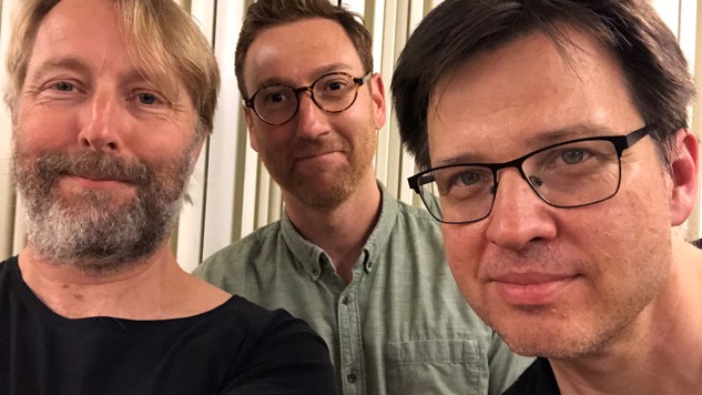 Gästerna i studion tar en selfie med programledaren.