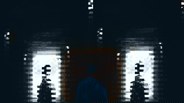En man som står i en tunnel. Bild: Unsplash.