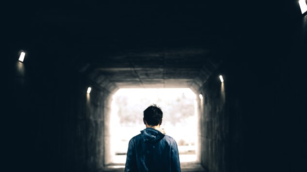 En man som står i en tunnel. Bild: Unsplash.
