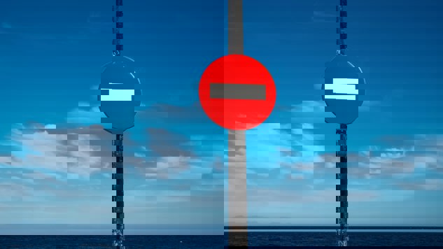 stoppskylt mot blå himmel 