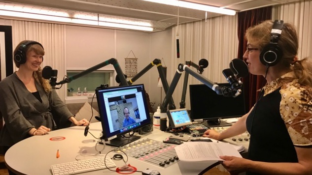 Programledaren pratar med en gäst som sitter framför henne och en gäst som deltar på länk och som syns på datorskärmen.