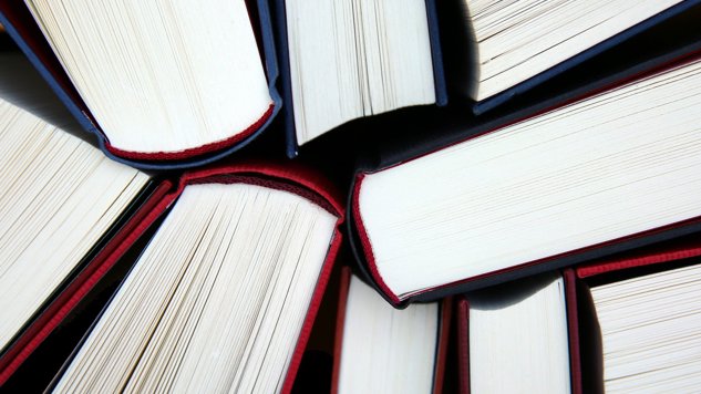 Ett flertal böcker som har fotats uppifrån så att man ser det vita sidorna. Bild: Pixabay.