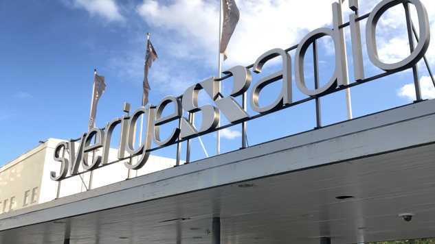 Sveriges Radio skrivet med stora bokstäver ovanför entrén till företaget.