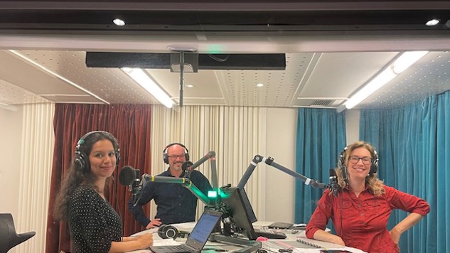 Programledarna i studion med en gäst.