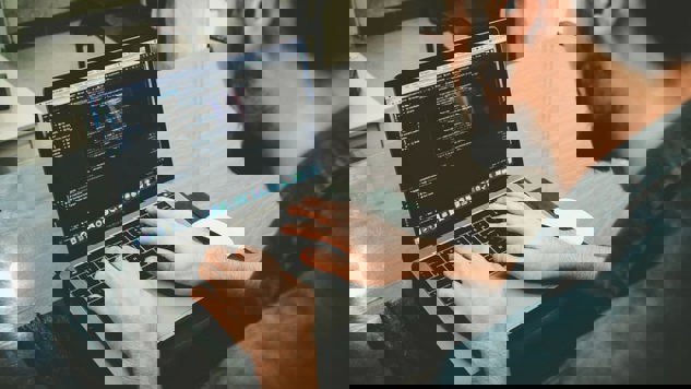 En man som programmerar på sin dator. Bild: Unsplash.