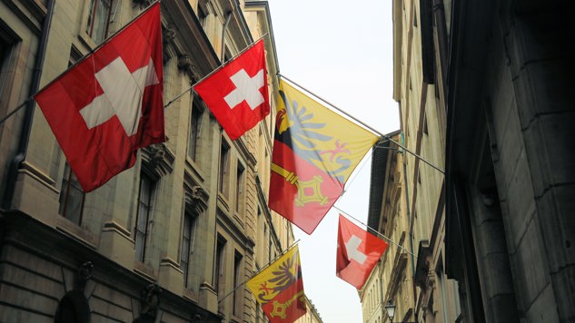 Bild på Schweiz flagga i Genevé. Bild: Unsplash.