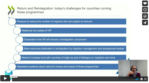 A printscreen of the powerpoint-presentation about the report during the webinar with a small box furthest down to the right where the report author is seen.
