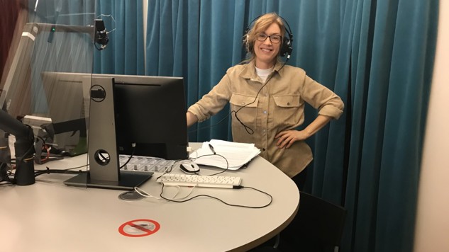 Delmi-poddens programledare i studion framför datorn då gästerna deltar på länk.