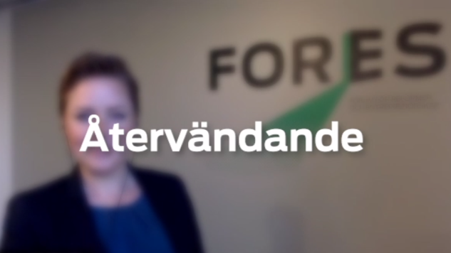 Printscreen from the webinar where it says "Återvändande" with big white letters in the middle and Fores on a roll-up in the background.
