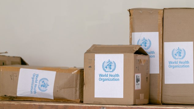 Boxar där det står World Health Organization. Bild: Pexels.