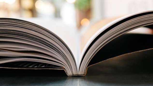 En uppslagen bok. Foto av Jonas Jacobsson från Unsplash.