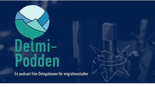 En svart/vit bild av en mikrofon i en studio med texten Delmi-podden: En podcast om migration och forskning med Delmis logga.