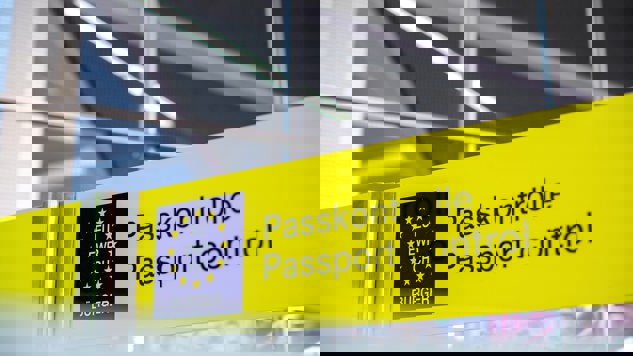 En skylt på flygplatsen där det står "passkontroll". Bild: Unsplash.