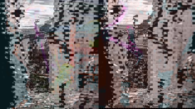 Bruna och gråa byggnader. Bild: Unsplash.