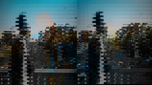 En man som står på en bro. Bild: Unsplash.