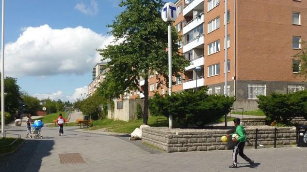 Höghus i miljonprogramområde en mulen dag. Foto av Holger Ellgaard från Wikimedia Commons.