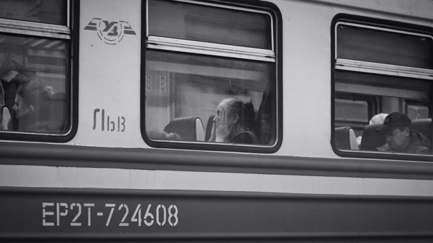 En svartvit bild på människor i ett tåg. Bild: Unsplash.