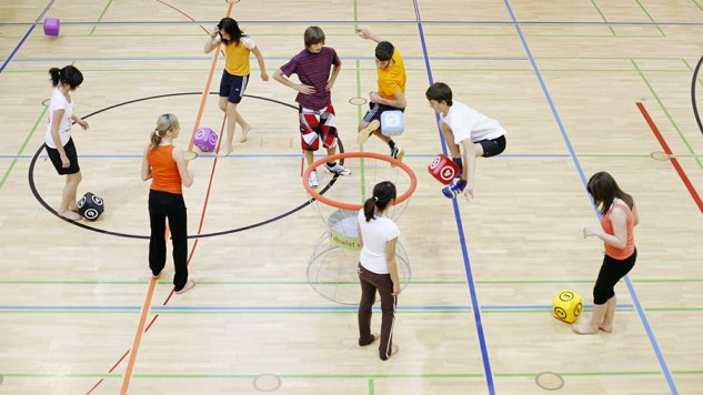 Barn som idrottar i en gympasal. Bild: Pixabay.